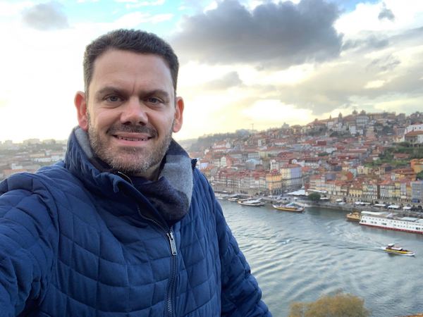 Chris Dyer teaches us how to run remote teams effectively even while traveling