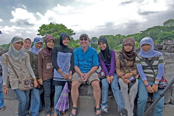 Gary Arndt traveling full-time, surrounded by a group of women