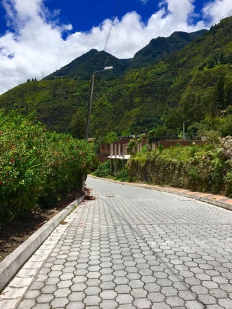 the walk to la casa verde, a 20 minute outside of the Banos town centre 
